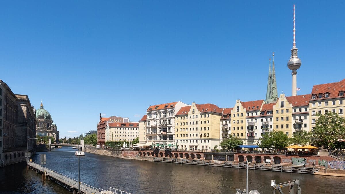 Blick auf die Spree mit Nikolaiviertel, Berliner Dom und Fernsehturm