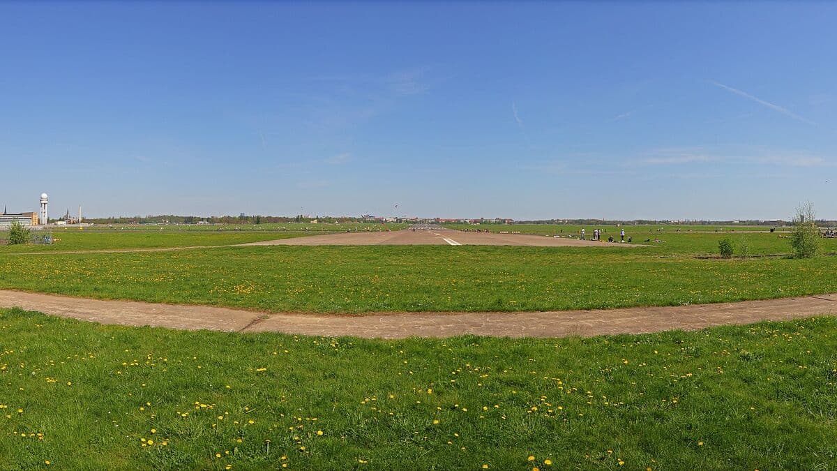 Weite Wiese und Rundweg auf dem Tempelhofer Feld in Berlin im Frühling