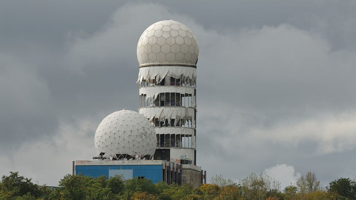 Radarkuppeln der ehemaligen Abhörstation auf dem Teufelsberg in Berlin