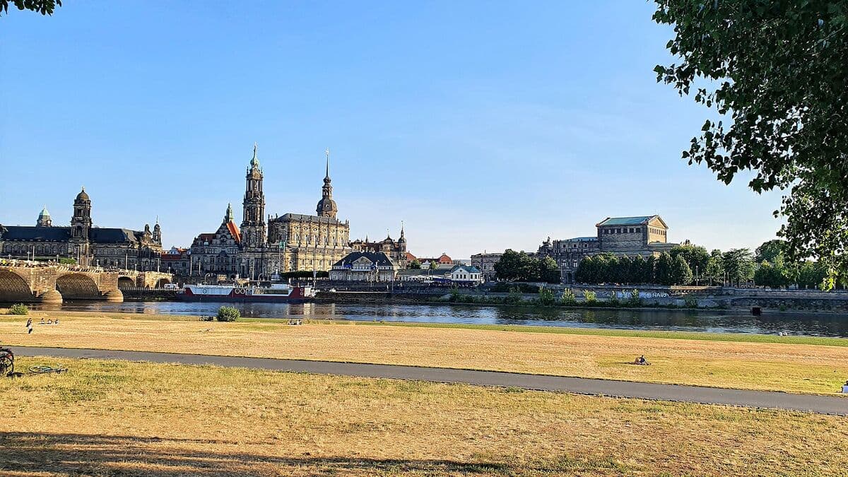 Blick vom Neustädter Elbufer über die Elbwiesen auf die Dresdner Altstadt