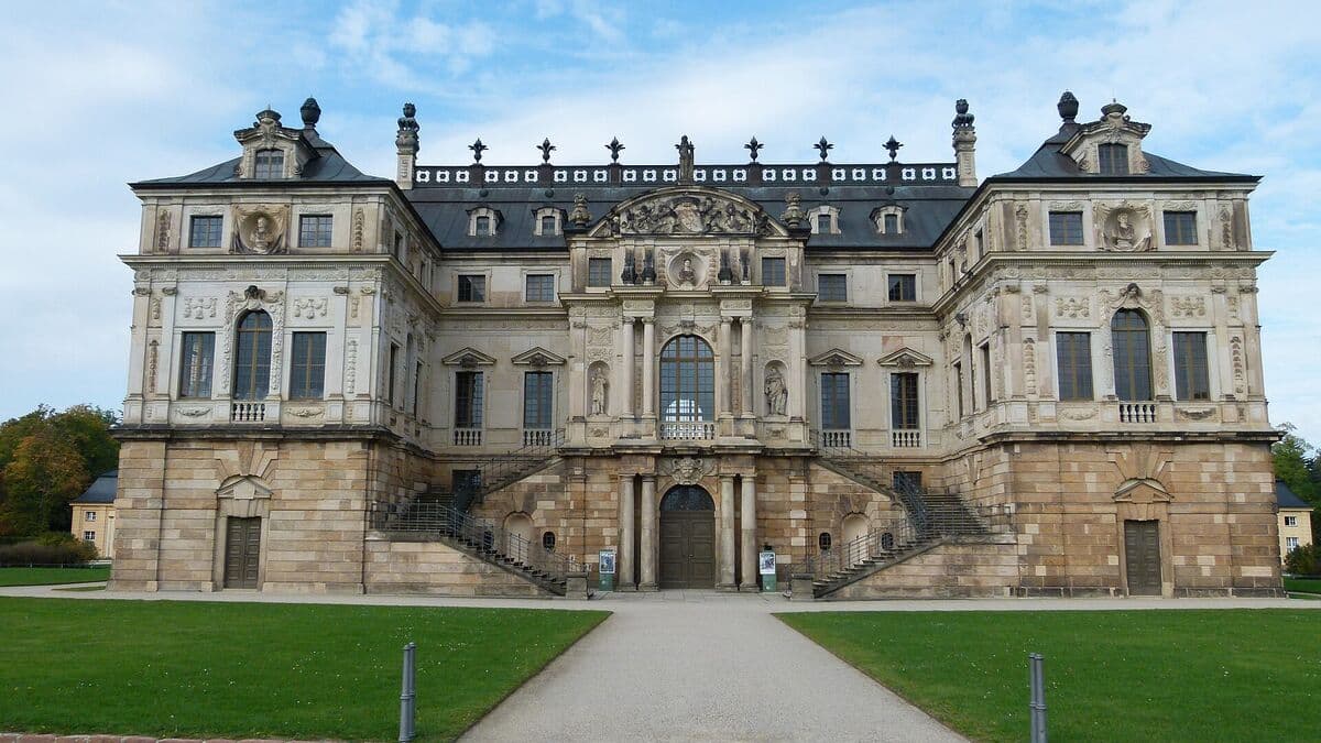Barockes Palais im Großen Garten in Dresden mit Rasenflächen davor