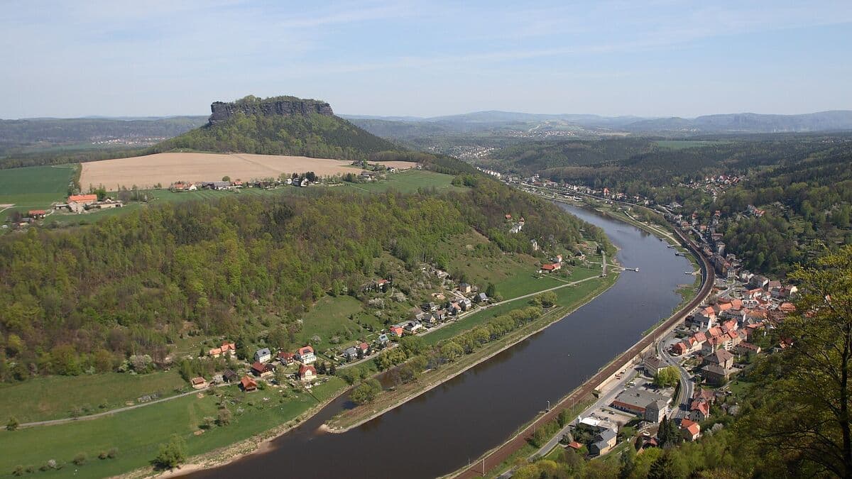 Der Tafelberg Lilienstein über der Elbschleife bei Königstein in der Sächsischen Schweiz