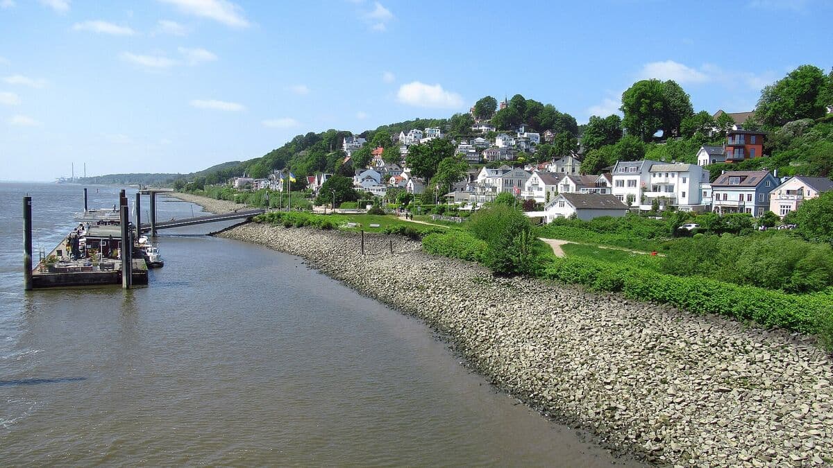Elbufer in Blankenese mit Fähranleger und Häusern am Hang des Treppenviertels