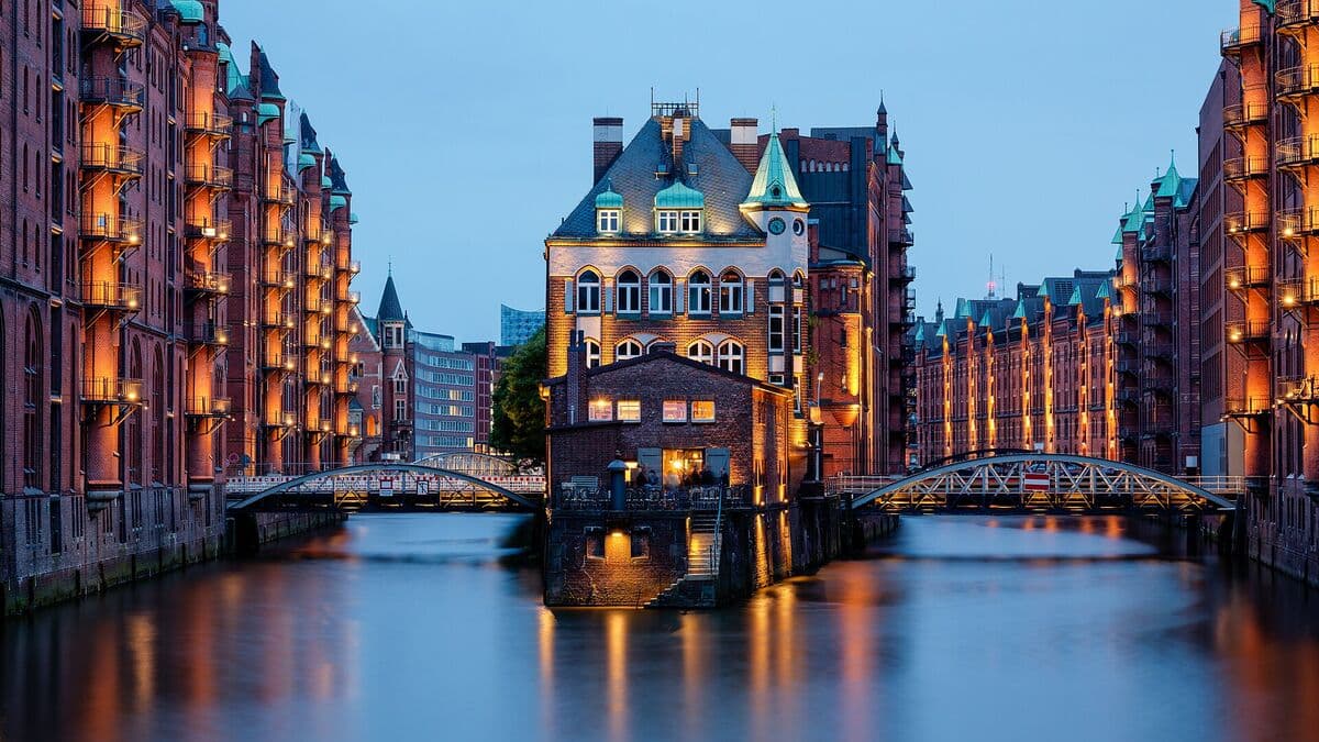 Wasserschloss in der Hamburger Speicherstadt zur blauen Stunde mit beleuchteten Speichern