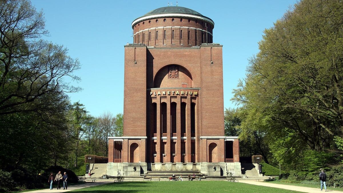Planetarium Hamburg im ehemaligen Wasserturm im Stadtpark an einem sonnigen Tag