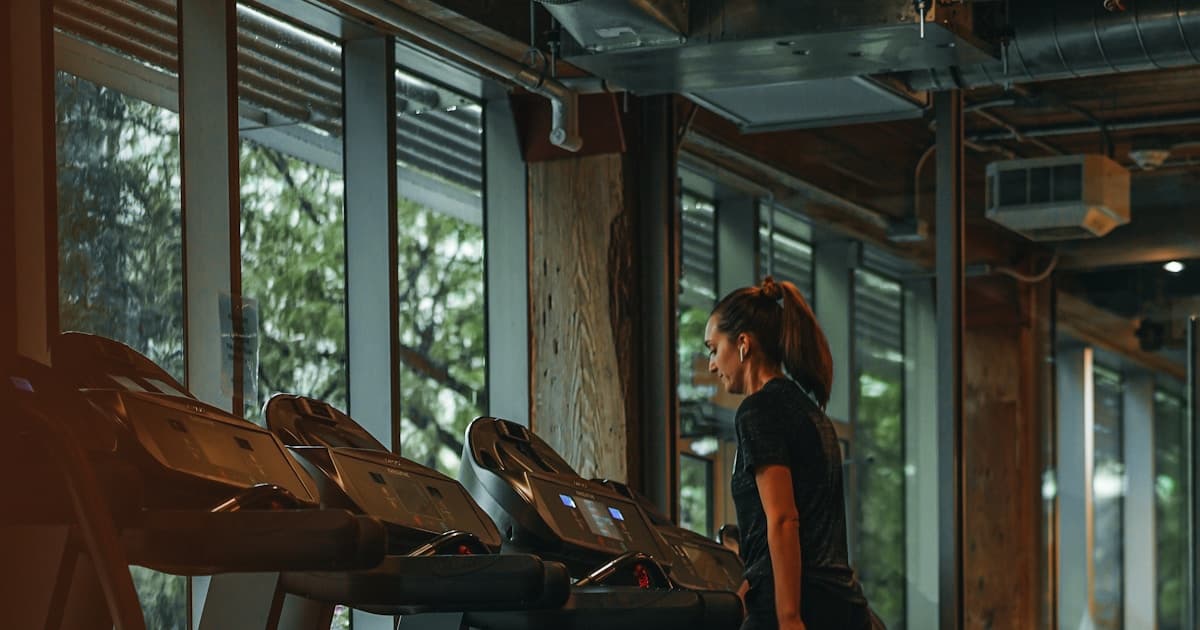 Incline Walking Benefits: Calorie Burn, Muscle Gains & 4-Week Plan