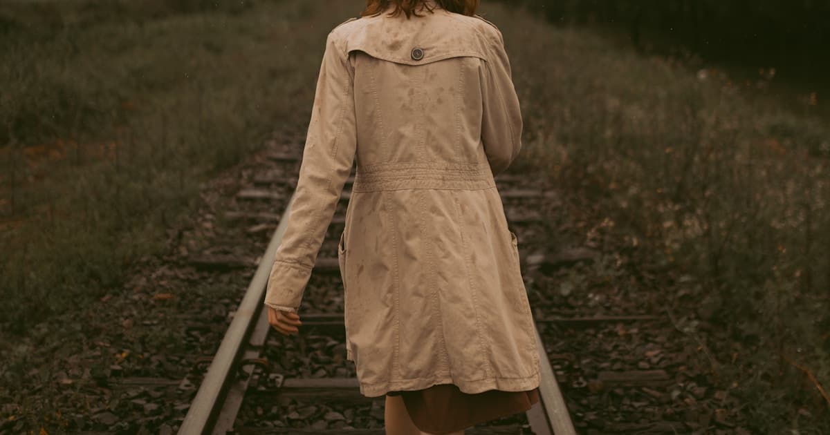 Walking Backwards Benefits: 4-Week Retro Walking Guide