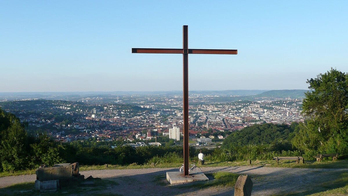Gipfelkreuz auf dem Birkenkopf mit Blick über den Stuttgarter Talkessel