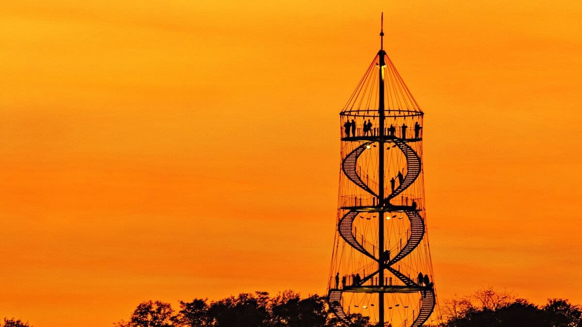 Killesbergturm im Höhenpark Killesberg vor orangefarbenem Abendhimmel