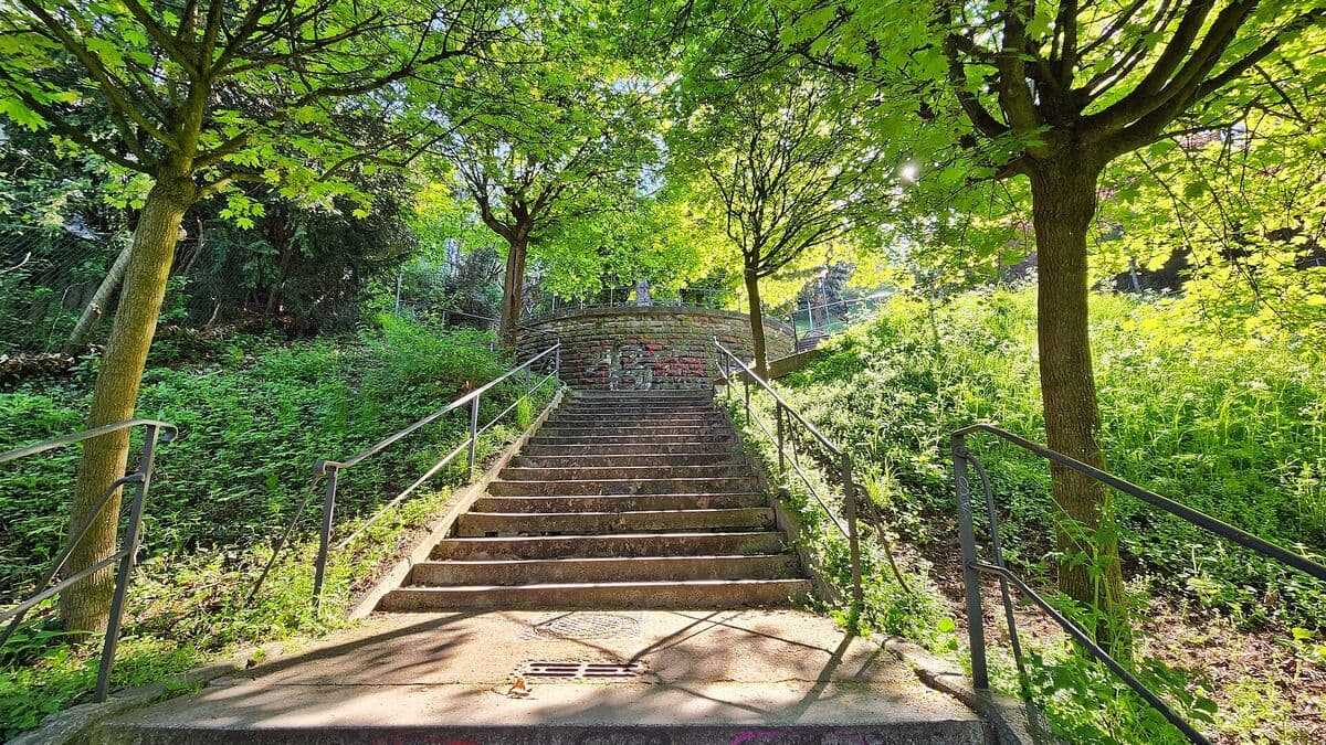 Steinerne Treppe der Sünderstaffel in Stuttgart zwischen grünen Bäumen