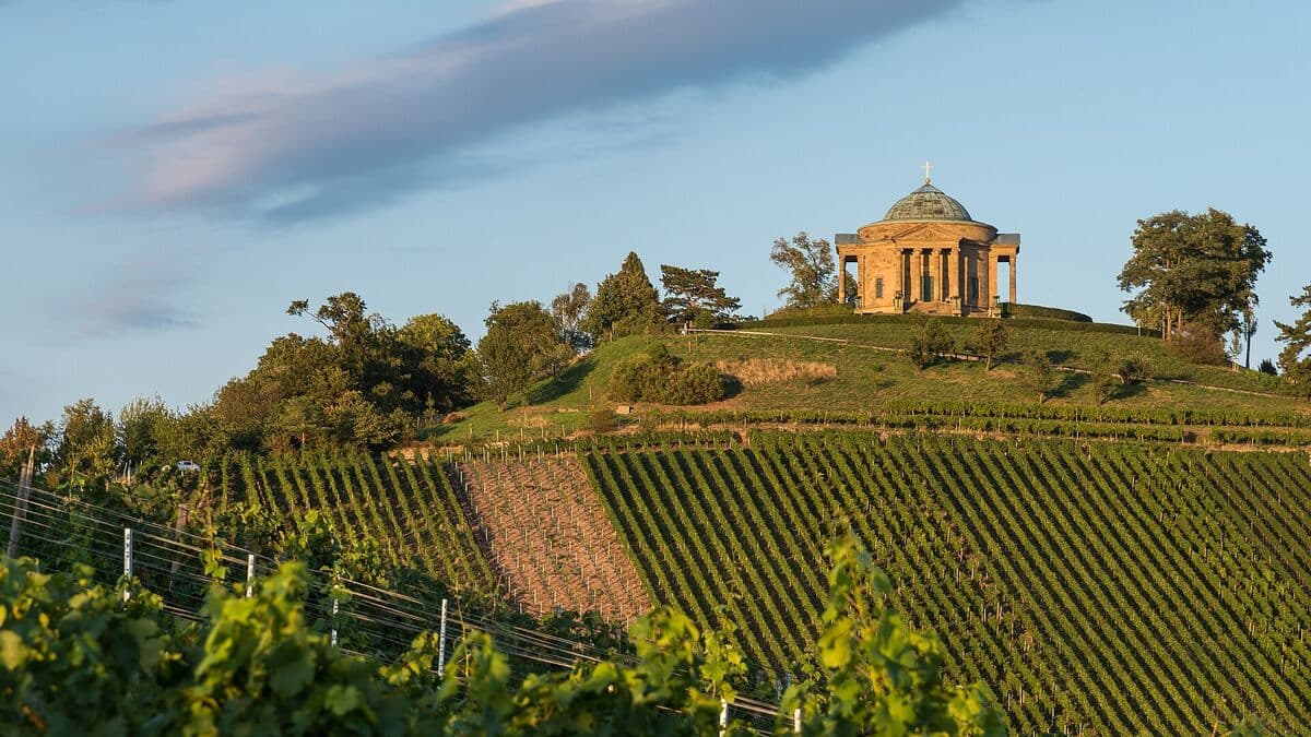 Grabkapelle auf dem Württemberg über den Weinbergen von Stuttgart-Rotenberg